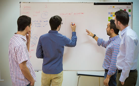 tiThink_equipo_problema El equipo de tiThink resolviendo un problema